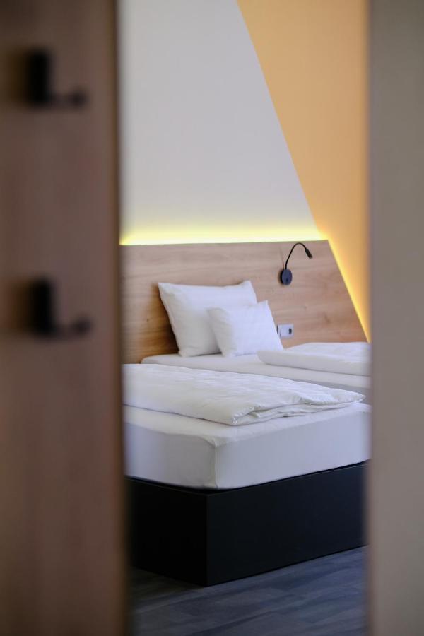 Kiraly Park Hotel Сомбатхей Экстерьер фото