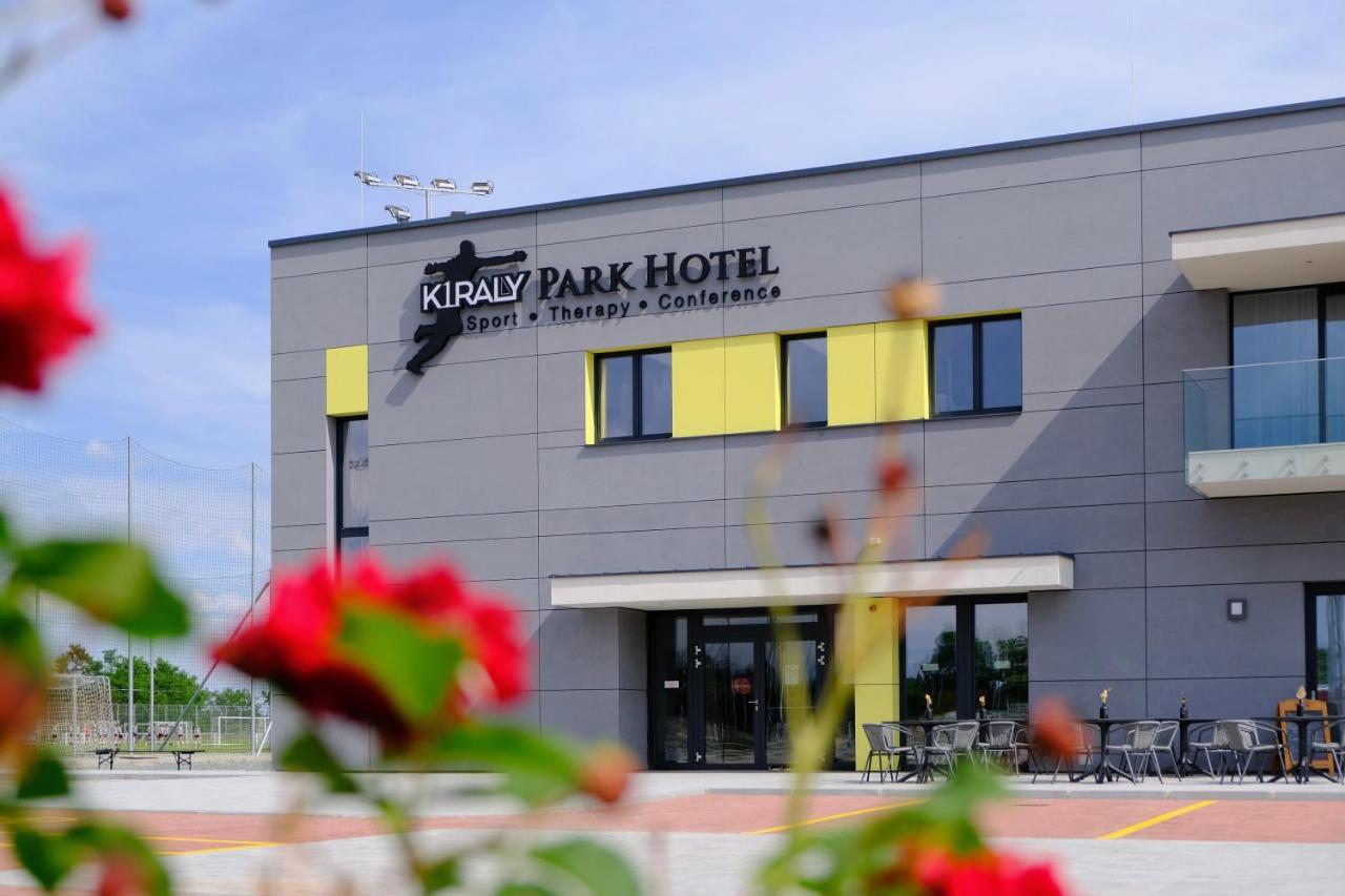 Kiraly Park Hotel Сомбатхей Экстерьер фото