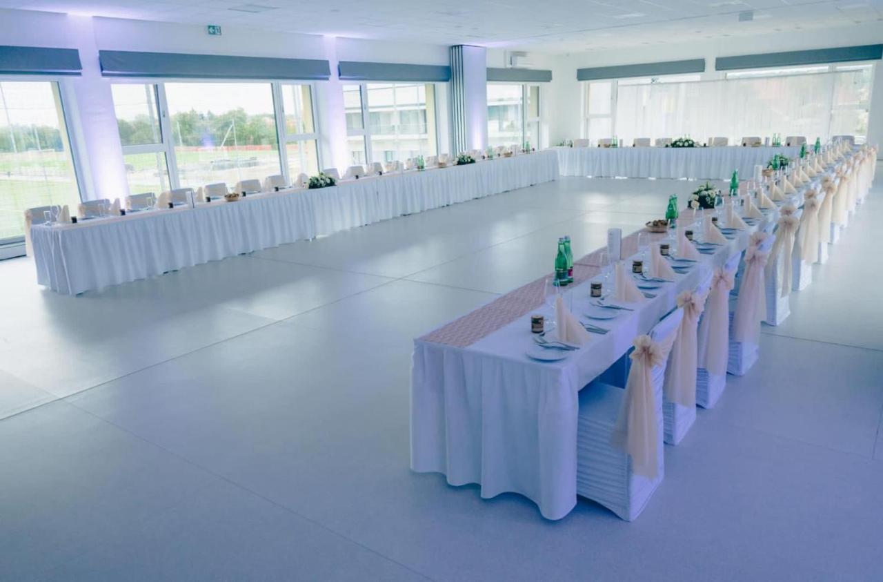 Kiraly Park Hotel Сомбатхей Экстерьер фото